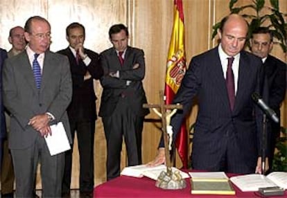 Luis de Guindos (en primer plano) y José Folgado, en la toma de posesión como secretarios de Estado.
