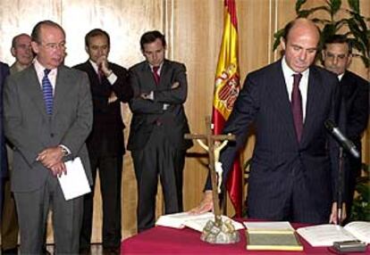 Luis de Guindos (en primer plano) y José Folgado, en la toma de posesión como secretarios de Estado.