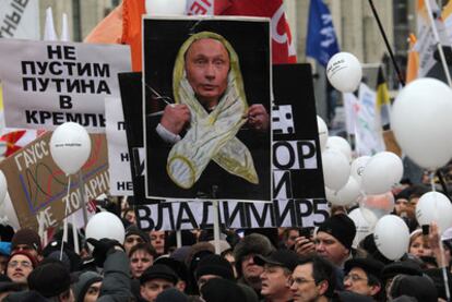 Cartel de Putin recubierto con un condón, el sábado en la manifestación de Moscú.