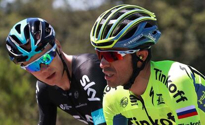 Alberto Contador (d) charla con Chris Froome durante la etapa.
