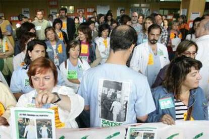 Concentración de huelguistas en la mañana de ayer en el hospital de Galdakao.