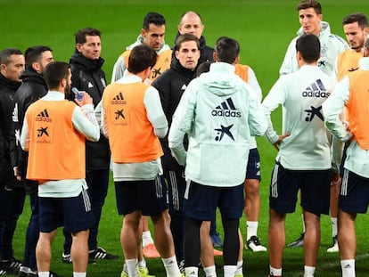 Robert Moreno, rodeado de los internacionales, en el entrenamiento previo de España al partido con Rumanía.