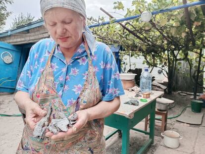 Elena Budnik muestra los restos de un misil ruso que cayeron en su patio, el 24 de agosto en Chaplino, Ucrania.