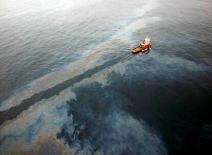 Un barco cruza la mancha causada por el vertido originado en la plataforma Casablanca.