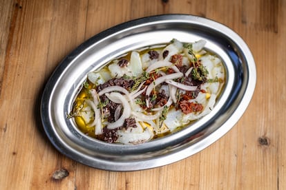 Una 'esqueixada' de bacalao, uno de los platos de la nueva carta de La Font del Gat.