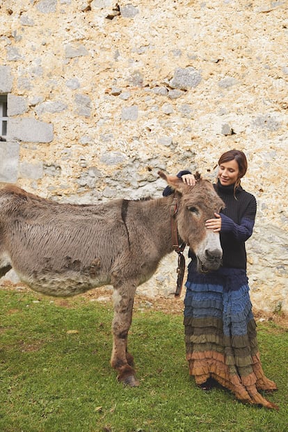 La burra Mikela se pasea por la propiedad como una más de la familia. En la foto, Barbara lleva falda de SONIA RYKIEL y jersey de BLAUER.