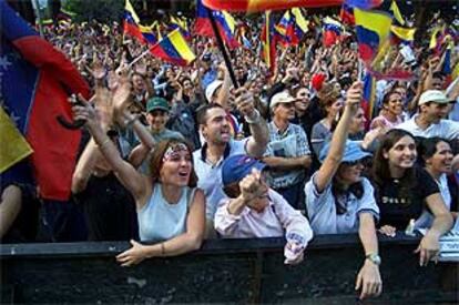 Cientos de venezolanos han asistido al homenaje por los 15 muertos en la manifestación contra Chávez.