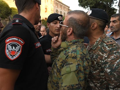 Manifestación de veteranos de guerra en Ereván, capital de Armenia, el 8 de agosto para exigir al Gobierno que actúe para desbloquear el corredor de Lachín, que une ese país con el enclave de Nagorno Karabaj.