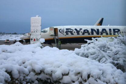 La nieve bloquea dos aviones de la compañía Ryanair en el aeropuerto de Girona.
