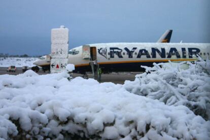 La nieve bloquea dos aviones de la compa?a Ryanair en el aeropuerto de Girona.