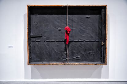 La obra 'Caixa de la camisa roja' (1972), expuesta en la exposición dedicada a Tàpies en el museo Reina Sofía.
