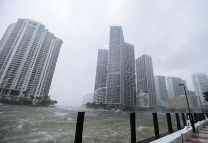 Subida do nível da água em baía de Miami