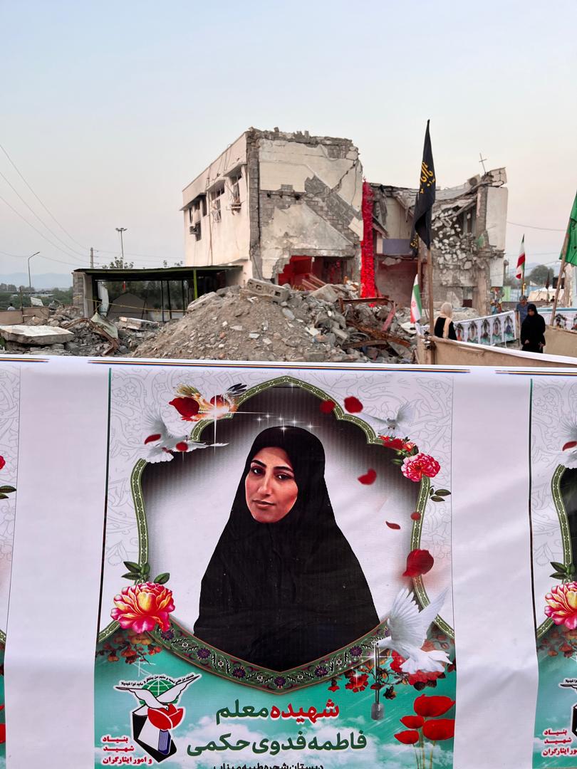 Homenaje a los niños y maestros que murieron en el ataque del 28 de febrero contra la escuela de Minab, en el sur de Irán. En la imagen, tomada el 13 de mayo, aparece Fatemeh Fadavi-Hakami, una de las víctimas de los bombardeos.