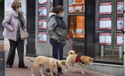 Dos mujeres miran las ofertas en una inmobiliaria de Terrassa (Barcelona), el pasado 1 de mayo.