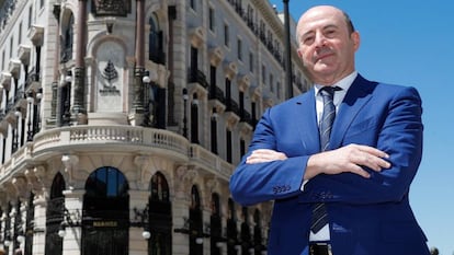 El ex CEO de OHLA, José Antonio Fernández Gallar, ante el hotel Four Seasons de Madrid.