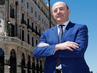 El ex CEO de OHLA, José Antonio Fernández Gallar, ante el hotel Four Seasons de Madrid.