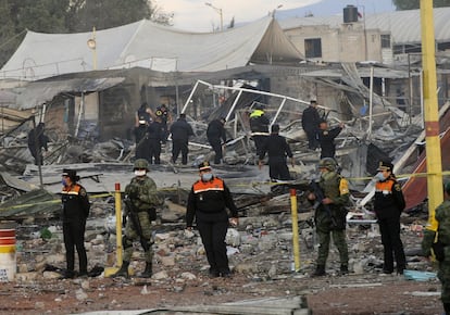 Integrantes del ejército mexicano, bomberos y miembros de Protección Civil trabajan en la zona de la explosión.
