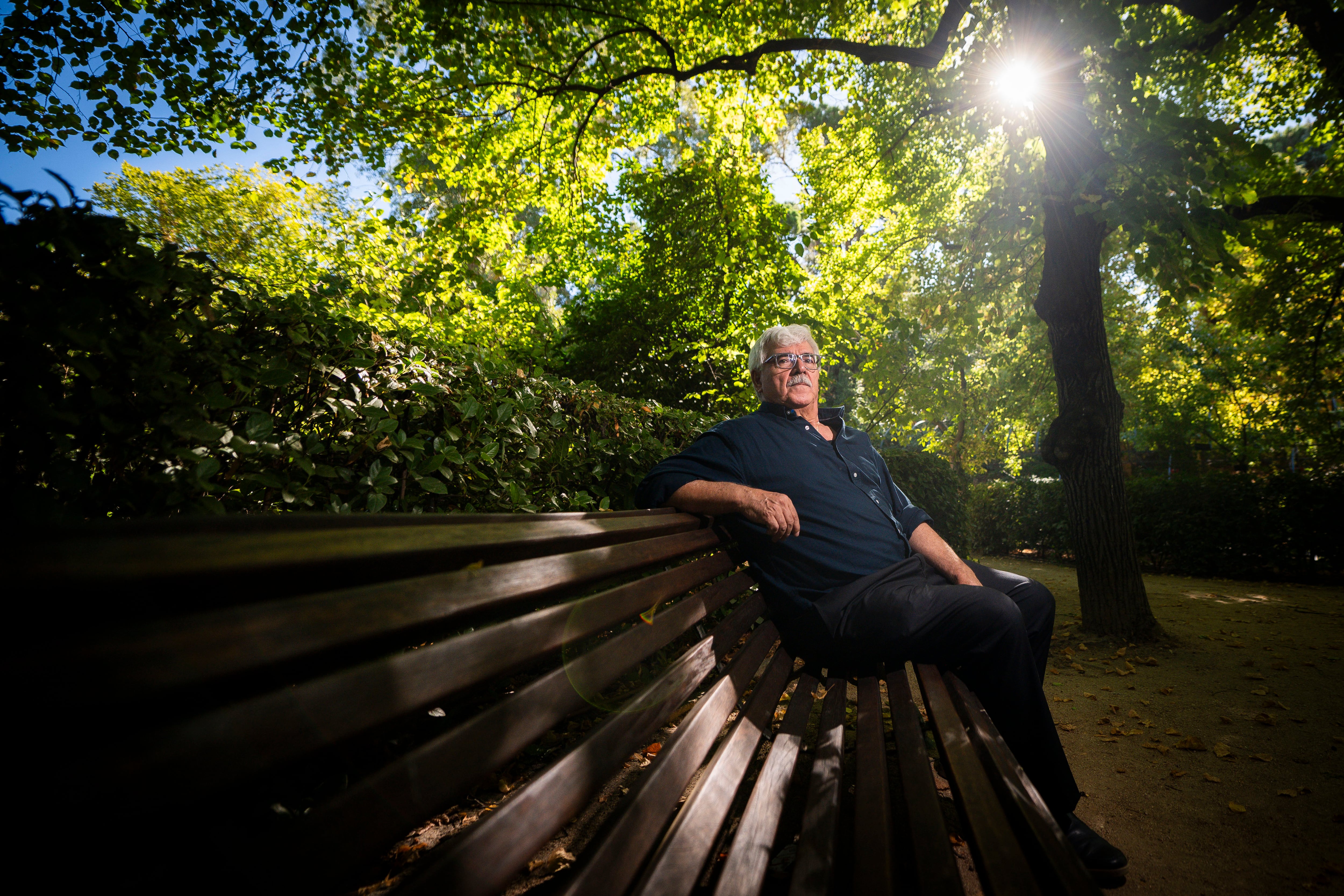 El botánico José Luis Fernández-Alonso se sienta en un banco en el Real Jardín Botánico.