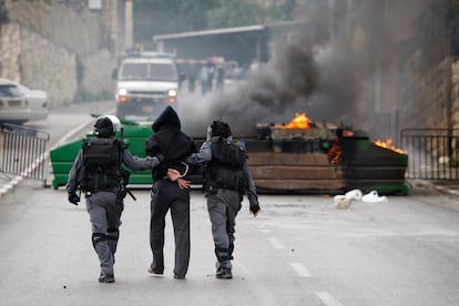 Policías israelíes detienen a un palestino en Jersulén Este.