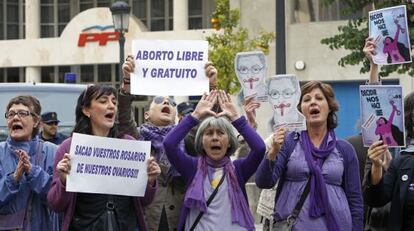 Manifestantes contra la reforma de la ley del aborto ante la sede del PP de Valencia.