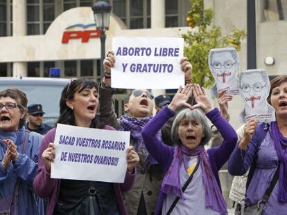 Manifestantes contra la reforma de la ley del aborto ante la sede del PP de Valencia.