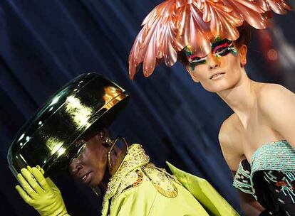 Dos modelos del desfile de alta costura de John Galliano para Dior, ayer en París.