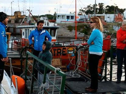 Miembros de la tripulación del 'Pakea Bizkaia' charlan en el puerto argentino de Bahía Blanca.