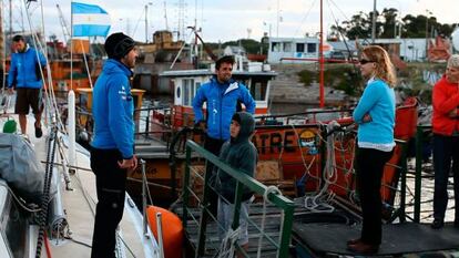 Miembros de la tripulación del 'Pakea Bizkaia' charlan en el puerto argentino de Bahía Blanca.