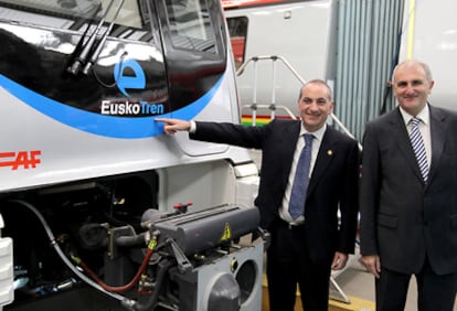 Iñaki Arriola y Andrés Arizkorreta en la presentación de las unidades de tren serie 900 de CAF para Eusko Tren.