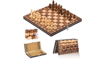 Este ajedrez tiene una superficie magnética junto a sus piezas y, además, es plegable.