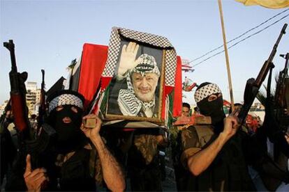 Militantes de Hamás trasladan un ataúd vacío durante el entierro simulado de Arafat, ayer en Gaza.