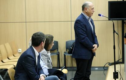 El exalcalde de Manises, Crespo, en pie, junto a sus familiares acusados en el juicio