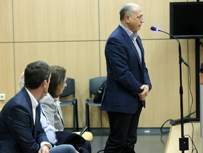 El exalcalde de Manises, Crespo, en pie, junto a sus familiares acusados en el juicio