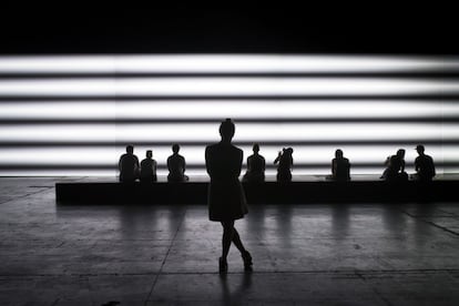 Público asistente a la instalación audiovisual de Carsten Nicolai montada en la edición de 2014 del Sónar Festival, en Barcelona.