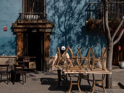 Un trabajador alista una mesa al aire libre en la reapertura de un restaurante en Santiago de Chile, el miércoles 2 de septiembre.