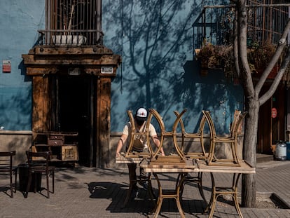 Un mesero acomoda las mesas en un restaurante en Santiago de Chile el 2 de septiembre.