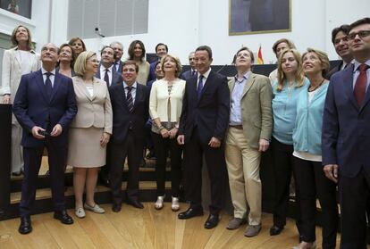 Esperanza Aguirre, junto a los concejales de su partido tras la constitución del Ayuntamiento de la capital.