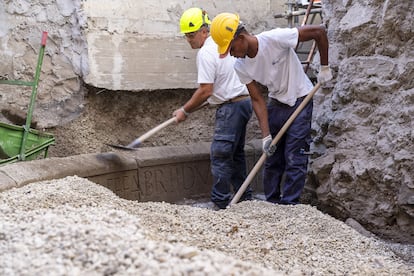 Trabajos de excavación sobre la tumba, de la que se pueden leer algunas inscripciones.