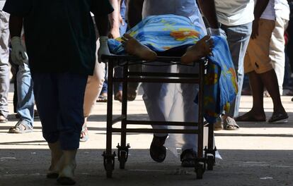 Personal sanitario traslada el cuerpo de una de las víctimas de los atentado de Sri Lanka, en el hospital de Colombo.