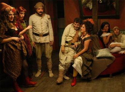 Un fotograma de la película <i>Las galas del difunto,</i> primera de la serie realizada para Televisión Española.