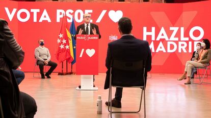 Ángel Gabilondo con Pedro Sánchez, el domingo en la sede de Ferraz.