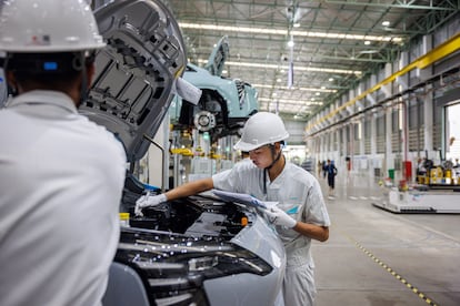 Empleados de la empresa china Aion inspeccionan el chasis de un vehículo eléctrico en Rayong, Tailandia, el 17 de julio de 2024.