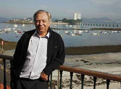 El ex director de PSA Citroën y vicepresidente de la Fundación Sociedade do Coñecemento, Javier Riera, en su casa de Canido, en Vigo.