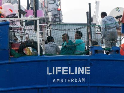 Emigrantes rescatados en aguas internacionales del Mar Mediterráneo a bordo del buque de bandera holandesa Lifeline.
 