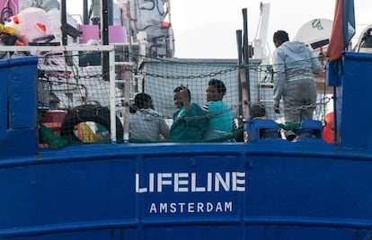 Emigrantes rescatados en aguas internacionales del Mar Mediterráneo a bordo del buque de bandera holandesa Lifeline.
 