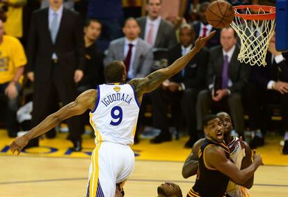 Andre Iguodala, de los Golden State Warriors, en un tapón a los Cavaliers.