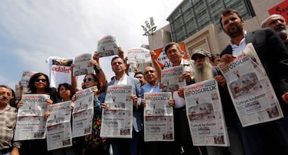 Concentraci&oacute;n en defensa de la libertad de prensa en Estambul.
 
  
  
 