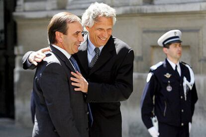 Los ministros del Interior de España, José Antonio Alonso, y Francia, Dominique de Villepin, el día 12 en París.