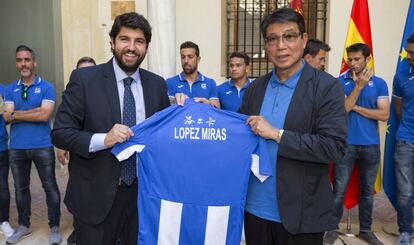 El presidente de la regi&oacute;n de Murcia, Fernando L&oacute;pez Miras, junto a Xu Genbao