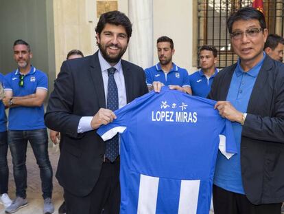 El presidente de la regi&oacute;n de Murcia, Fernando L&oacute;pez Miras, junto a Xu Genbao